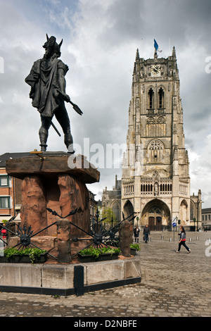 La statua di Ambiorix del grande mercato e della Basilica di Tongeren / Onze-Lieve-Vrouwe Basiliek a Tongeren, Belgio Foto Stock