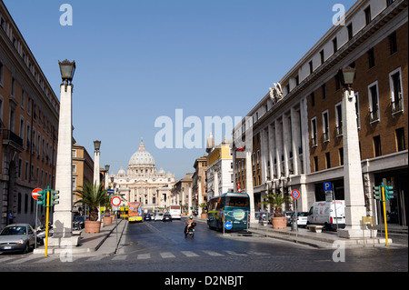 Roma. Vaticano. L'Italia. Vista della Basilica di San Pietro da Via della Conciliazione. Foto Stock