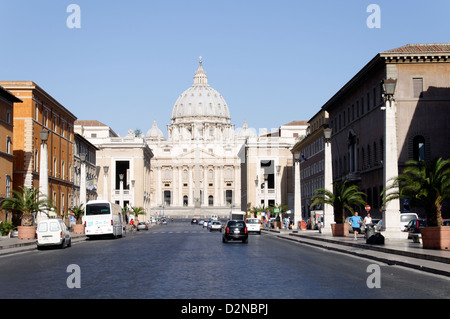 Roma. Vaticano. L'Italia. Vista della Basilica di San Pietro da Via della Conciliazione. Foto Stock