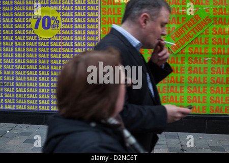 Rundown Streets, di lasciare segni e saliti fino ai negozi nel centro della città, a Glasgow in Scozia, Gran Bretagna, 2013. Foto Stock