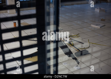 Rundown Streets, di lasciare segni e saliti fino ai negozi nel centro della città, a Glasgow in Scozia, Gran Bretagna, 2013. Foto Stock