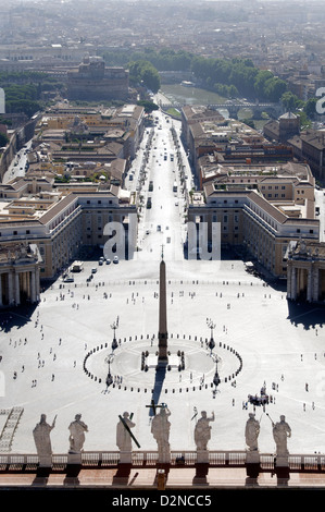 Ampia vista di Saint Peters (Piazza San Pietro) Roma e dalla lanterna sulla cima di Michelangelo per il celebre cupola Foto Stock