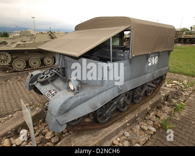 L'Universal Carrier T16 "UC" è un veicolo cingolato leggero utilizzato durante la seconda guerra mondiale. È stato progettato per la ricognizione e il trasporto di truppe o rifornimenti su terreni accidentati. Il T16 servì varie forze militari ed era noto per la sua versatilità e durata negli ambienti di combattimento. Foto Stock
