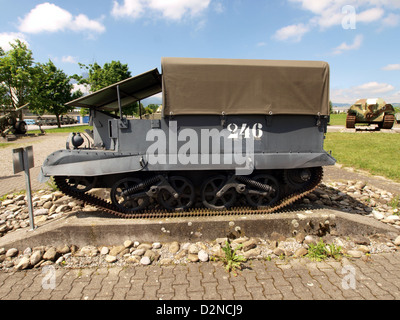 L'Universal Carrier T16 "UC" è un veicolo militare britannico utilizzato durante la seconda guerra mondiale, conosciuto per la sua versatilità, è stato utilizzato per il trasporto, la ricognizione e come portapersonale corazzato, giocando un ruolo chiave nelle operazioni militari. Foto Stock