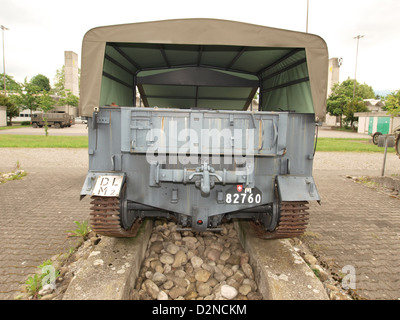 L'Universal Carrier T16, noto anche come "UC", è un veicolo militare leggermente corazzato utilizzato durante la seconda guerra mondiale. È stato progettato per ricognizione, trasporto di truppe e ruoli di combattimento leggeri. Il suo design versatile lo ha reso una risorsa significativa per le forze alleate in vari teatri di guerra. Foto Stock