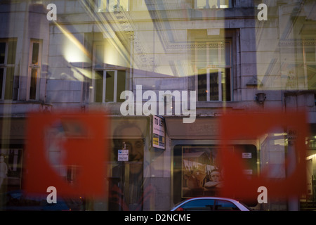 Rundown Streets, di lasciare segni e saliti fino ai negozi nel centro della città, a Glasgow in Scozia, Gran Bretagna, 2013. Foto Stock