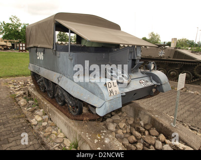 Universal Carrier T16, noto anche come "UC", è un versatile veicolo cingolato utilizzato dalle forze militari. Le sue dimensioni compatte e la sua durata lo hanno reso efficace in vari ruoli di combattimento e supporto durante il suo periodo, in particolare durante la seconda guerra mondiale Foto Stock
