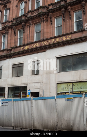 Rundown Streets, di lasciare segni e saliti fino ai negozi nel centro della città, a Glasgow in Scozia, Gran Bretagna, 2013. Foto Stock