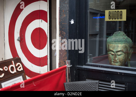 Rundown Streets, di lasciare segni e saliti fino ai negozi nel centro della città, a Glasgow in Scozia, Gran Bretagna, 2013. Foto Stock