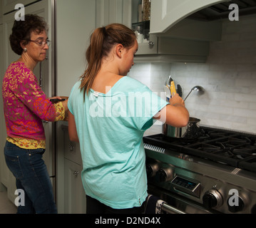 Madre e figlia insieme di cottura in cucina Foto Stock