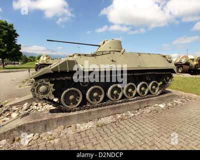 Il Saurer Tartaruga era un veicolo corazzato svizzero sviluppato a metà del XX secolo. Conosciuta per il suo design robusto e le sue capacità di artiglieria, faceva parte della flotta militare svizzera durante l'era della Guerra fredda. Foto Stock