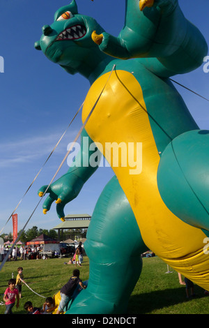 Bambini che giocano su un gigantesco personaggio gonfiabile in corrispondenza di un bambini fiera del divertimento a Toronto in Canada Foto Stock