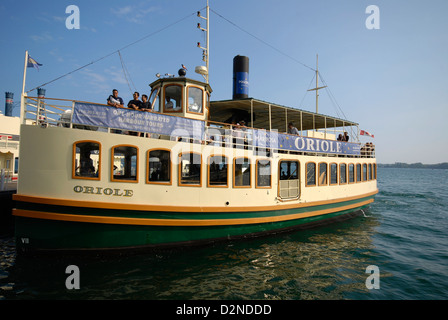 Il porto di Toronto tour in barca Rigogolo si prepara a lasciare il dock con turisti Foto Stock