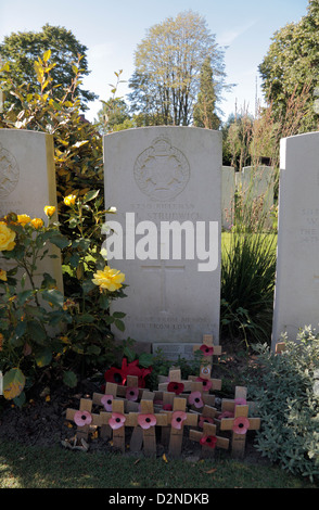 Close up della tomba di 15 anno vecchio Rifleman VJ Strudwick in Essex Farm cimitero del Commonwealth, Ieper, Belgio. Foto Stock