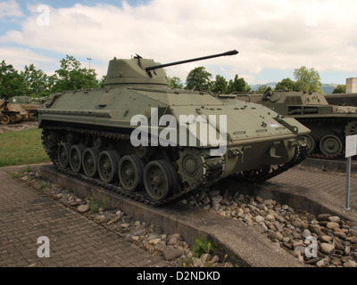 Il Saurer 'Tartaruga' è un veicolo corazzato costruito in Svizzera, progettato durante gli anni '1930 per uso militare. Caratterizzato da un design unico, era destinato sia alle operazioni di difesa che di ricognizione. Il serbatoio ha un aspetto distintivo con lo scafo arrotondato ed è stato uno dei pochi serbatoi svizzeri sviluppati per l'uso pratico durante la sua epoca. Rimane un notevole esempio di progettazione di veicoli militari svizzeri. Foto Stock