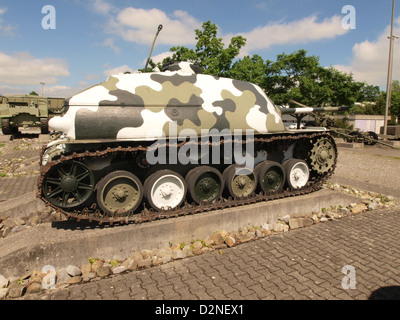 Il Nahkampfkanone II "Gustav" era un cannone anticarro tedesco sviluppato durante la seconda guerra mondiale, noto per la sua potente potenza di fuoco, fu progettato per contrastare i carri armati sovietici pesantemente corazzati sul fronte orientale. Il carro armato Gustav faceva parte del vasto sviluppo di armamenti della Germania, anche se ebbe un uso limitato a causa delle sue grandi dimensioni e del suo peso. Foto Stock