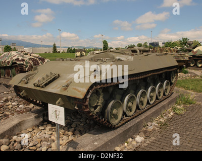 Il Mowag 3M1 "Pirat 18" è un veicolo corazzato di fabbricazione svizzera progettato per la ricognizione e le operazioni militari. Conosciuto per la sua mobilità e la sua protezione corazzata, viene utilizzato da varie forze armate per scopi tattici in scenari di combattimento. Foto Stock