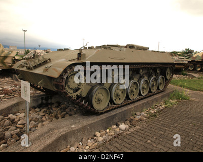 Il Mowag 3M1 "Pirat 18" è un veicolo militare corazzato, progettato per operazioni di ricognizione e combattimento leggero. È dotato di una potente torretta ed è dotato di una varietà di armi per la difesa sul campo di battaglia. Il carro armato è noto per la sua mobilità ed è spesso utilizzato in parate militari ed esercizi di addestramento. Le sue dimensioni compatte consentono una rapida implementazione su terreni diversi. Foto Stock