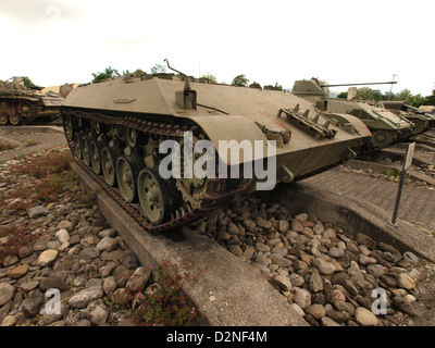 Il Mowag 3M1 "Pirat 18" è un veicolo corazzato progettato per la ricognizione e la guerra anticarro. È dotato di moderni sistemi di armamento e difesa, che offrono un'eccellente mobilità su terreni diversi. Il veicolo è noto per la sua protezione corazzata e la versatilità nelle operazioni militari. Foto Stock