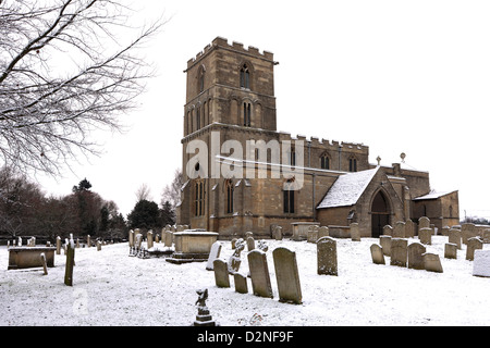 In inverno la neve, St Peters chiesa parrocchiale, Maxy village, Cambridgeshire, Inghilterra; Gran Bretagna; Regno Unito Foto Stock