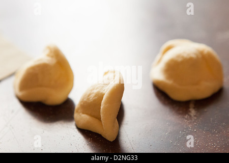 "Oriechetti ' o poco orecchie pasta, una pasta tipica forma dalla regione Puglia del Sud Italia Foto Stock