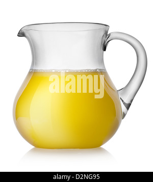 Il succo di arancia in una caraffa isolata su sfondo bianco Foto Stock