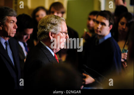 Washington DC, Stati Uniti d'America. Il 29 gennaio 2013. Il senatore MITCH MCCONNELL (R-TN) arriva per una conferenza stampa dopo la weekly leadership al sacco in Campidoglio il martedì. Il Senato leader della minoranza ha detto che ha dubbi se i democratici sono interessati ad ottenere la pistola la legislazione approvata. (Immagine di credito: credito: Pete Marovich/ZUMAPRESS.com/Alamy Live News) Foto Stock