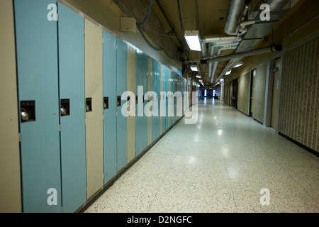 Fila di bloccato gli armadietti di scuola nel corridoio vuoto di alta scuola in Canada America del nord Foto Stock