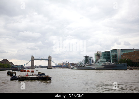 Tower Bridge e la HMS Belfast, viste dal fiume Tamigi, catturando i simboli di Londra attraverso un obiettivo grandangolare Foto Stock