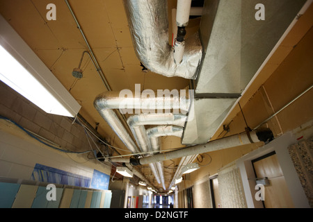 Esposta di riscaldamento isolata e condotti di ventilazione di alta scuola in Canada America del nord Foto Stock