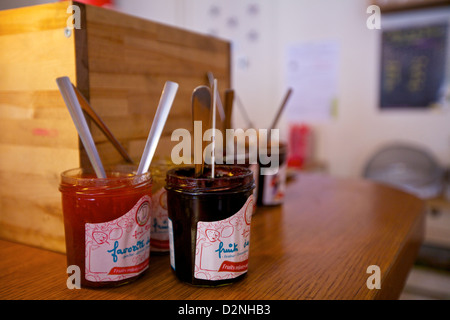 Marmellate artigianali in mostra in una caffetteria parigina, che mette in mostra autentici sapori francesi e il fascino accogliente della colazione a Parigi. Foto Stock