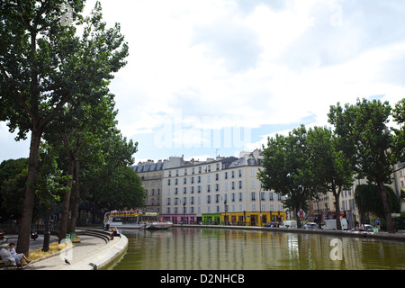 Negozi lungo il Canal Saint-Martin a Parigi Foto Stock