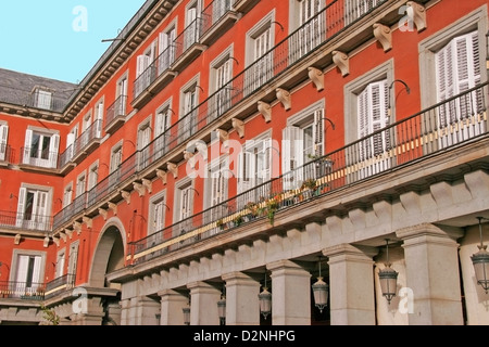 Dettaglio di una facciata decorata e balconi a Palza Mayor, Madrid, Spagna Foto Stock