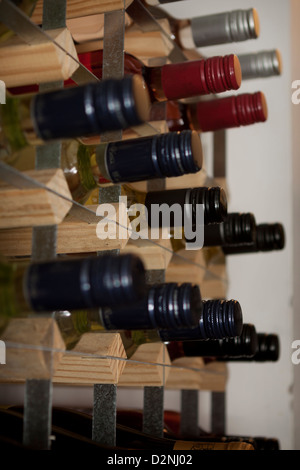 Foto di bottiglie di vino su un rack di vino Foto Stock