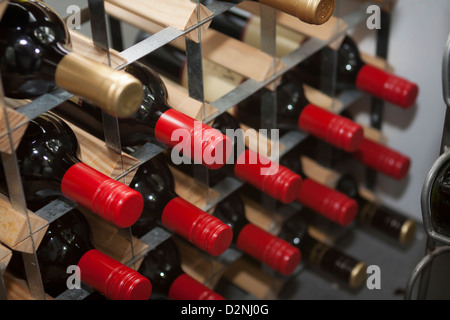 Foto di bottiglie di vino su un rack di vino Foto Stock