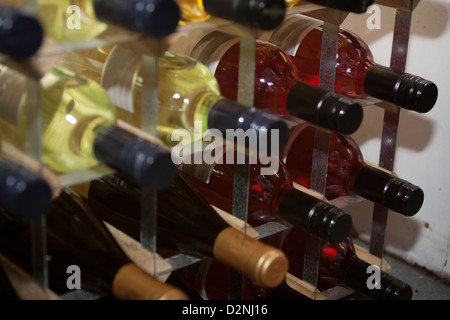 Foto di bottiglie di vino su un rack di vino Foto Stock