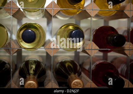 Foto di bottiglie di vino su un rack di vino Foto Stock