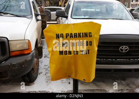 Auto parcheggiata accanto al parcheggio non coperchio su un parchimetro durante l'inverno Saskatoon Saskatchewan Canada Foto Stock