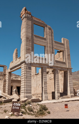 Lo sgretolamento rimane del cuoco Banca nella città fantasma di riolite, Nevada. Foto Stock