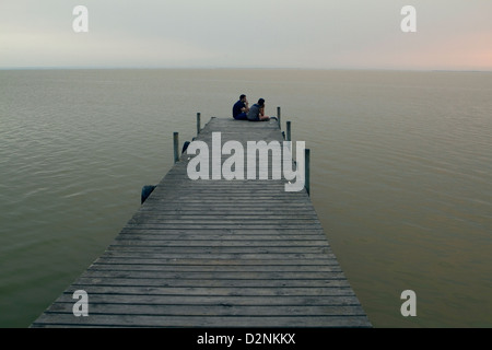 Due giovani uomini godetevi un tranquillo pomeriggio a guardare il paesaggio a La Albufera National Park, a Valencia, in Spagna. Foto Stock