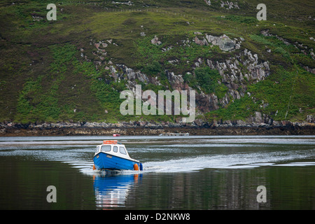 Il passeggero traversata in traghetto e Kyle di Durness, tenendo i turisti a Cape Wrath faro sull'altro lato Foto Stock