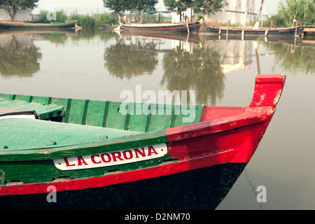 Coloratissime barche di pescatori a La Albufera National Park, a Valencia, in Spagna. Foto Stock