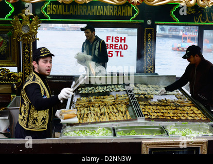 Sgombro pesce grigliato per il famoso pesce sandwiches serviti sul e dal Ponte di Galata a Istanbul. Foto Stock