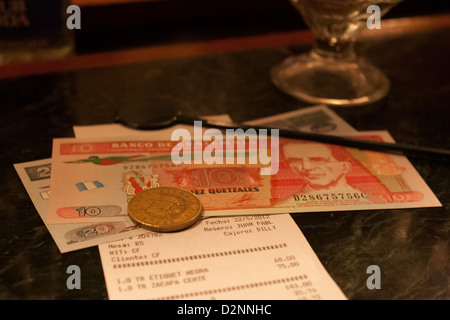 Il conto del bar dopo alcuni zacapa bevande in Guatemala Foto Stock