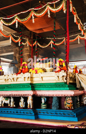 Gli interni di un tempio, Kamakshi Amman Tempio, Kanchipuram, Tamil Nadu, India Foto Stock