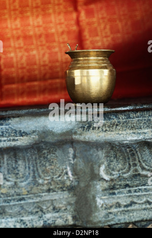Close-up di kalash a un tempio, Kamakshi Amman Tempio, Kanchipuram, Tamil Nadu, India Foto Stock