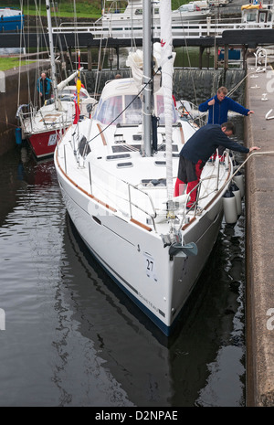 La Scozia, nella contea di Argyll and Bute, Crinan Canal aperto 1801 ha 15 serrature, barche a vela nella serratura Foto Stock