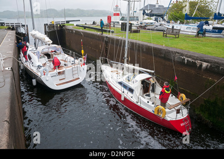 La Scozia, nella contea di Argyll and Bute, Crinan Canal aperto 1801 ha 15 serrature, barche a vela nella serratura Foto Stock