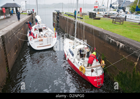 La Scozia, nella contea di Argyll and Bute, Crinan Canal aperto 1801 ha 15 serrature, barche a vela nella serratura Foto Stock