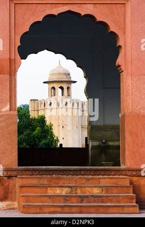 Lahore Fort visti attraverso archi presso la Moschea Badshahi. Lahore, Pakistan Foto Stock